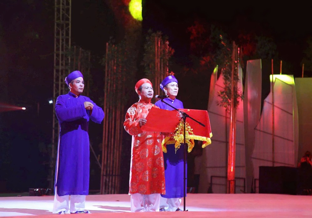 Tuyên đọc văn tế ngợi ca công trạng của Quốc công tiết chế Hưng Đạo đại Vương Trần Quốc Tuấn. Ảnh: Tiến Huy