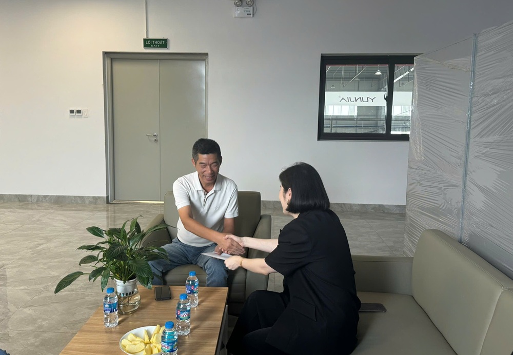 3. Các nhà đầu tư trong KCN Nam Đình Vũ được đại diện lãnh đạo Tập đoàn đến trao hỗ trợ tài chính và phí dịch vụ