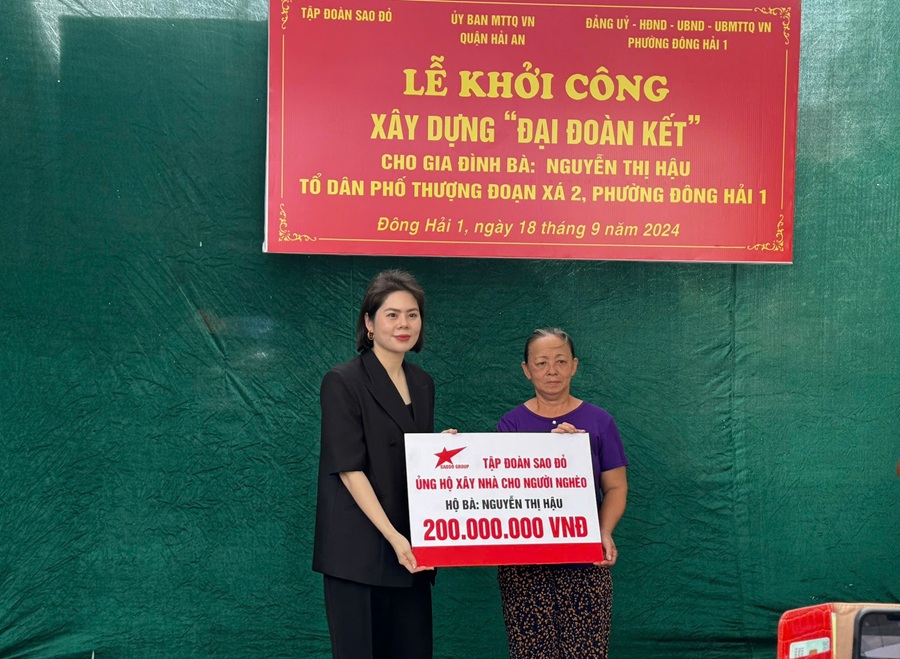 4. Đại diện Tập đoàn Sao Đỏ trao kinh phí ủng hộ xây nhà đại đoàn kết tại quận Hải An