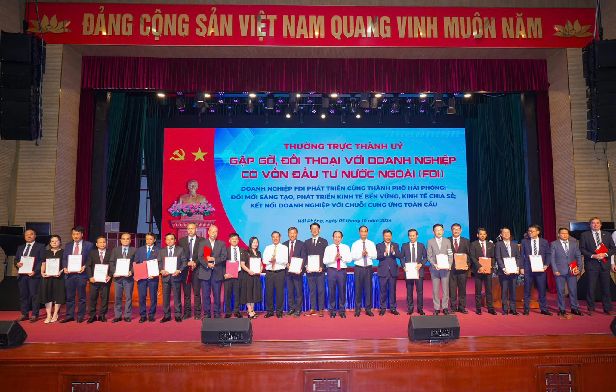 Lãnh đạo TP. Hải Phòng trao các biên bản ghi nhớ quan trọng trên 5 lĩnh vực cho các doanh nghiệp. Ảnh: Thanh Sơn
