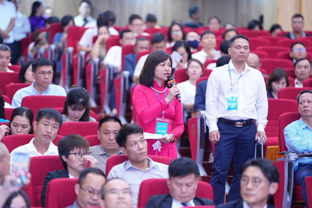 Đại diện lãnh đạo sở, ngành trả lời trực tiếp một số kiến nghị của doanh nghiệp FDI tại Hội nghị. Ảnh: Thanh Sơn