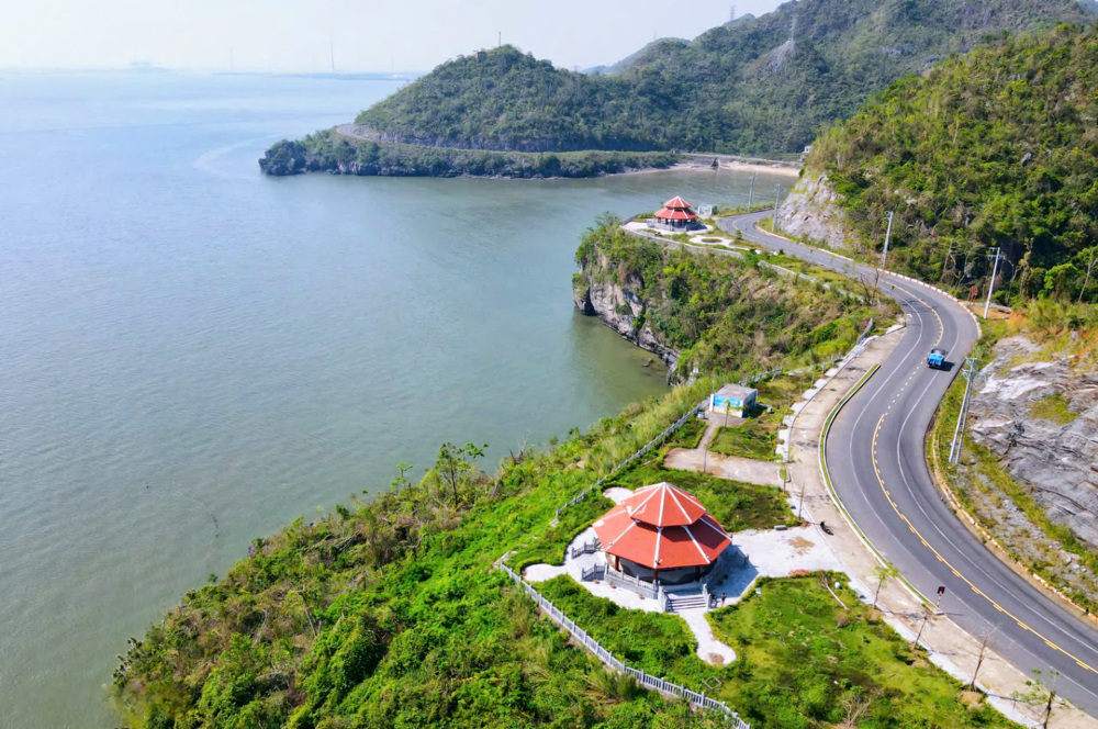 Cung đường ven biển trên đảo Cát Bà. Ảnh: Lê Tân