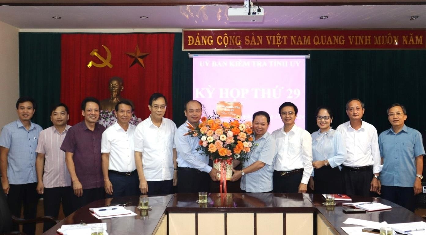 Lãnh đạo và Ủy viên Ủy ban Kiểm tra Tỉnh ủy Hải Dương chúc mừng ông Trần Hồ Đăng (thứ 6 từ trái sang) được bầu giữ chức Phó Chủ nhiệm Ủy ban Kiểm tra Tỉnh ủy Hải Dương