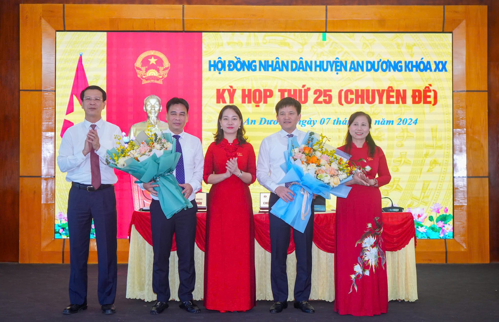 Ông Bùi Đức Quang, Phó Chủ tịch HĐND TP. Hải Phòng và lãnh đạo Huyện ủy, HĐND huyện An Dương chúc mừng, tặng hoa ông Chu Đức Anh (thứ 2 từ trái sang) và ông Phạm Việt Hùng (thứ 2 từ phải sang)