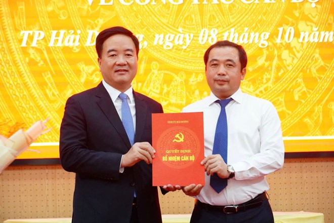 Ông Trần Đức Thắng, Bí thư Tỉnh ủy Hải Dương trao quyết định của Ban Thường vụ Tỉnh ủy cho ông Nguyễn Văn Kiên, Chủ tịch UBND TP. Hải Dương