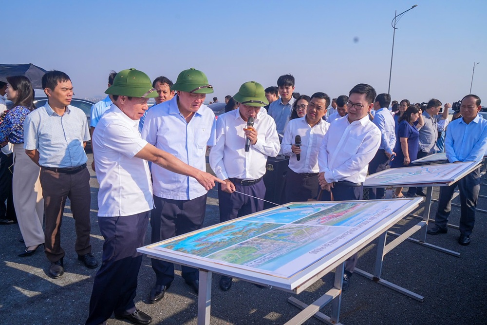 Phó Thủ tướng Thường trực Nguyễn Hòa Bình đi thị sát, kiểm tra khu vực Dự án xây dựng đường cao tốc ven biển, khu vực dự kiến xây dựng Khu kinh tế ven biển phía Nam Hải Phòng và cảng Nam Đồ Sơn