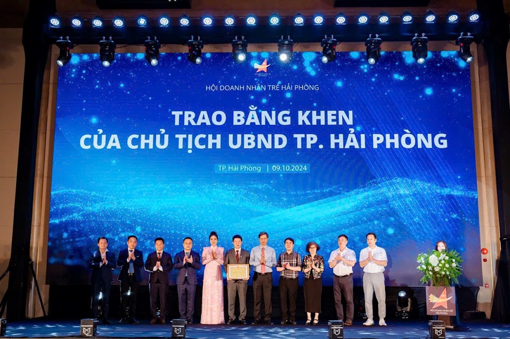 Ban chấp hành Hội DNT Hải Phòng được Chủ tịch UBND Thành phố tặng Bằng khen
