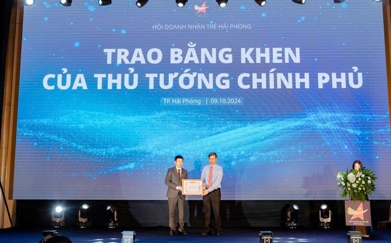Ông Lê Anh Quân, Phó chủ tịch Thường trực UBND TP. Hải Phòng thừa uỷ quyền của Thủ tướng Chính phủ trao Bằng khen của Thủ tướng cho ông Đỗ Hữu Huỳnh, Chủ tịch Hội DNT Hải Phòng