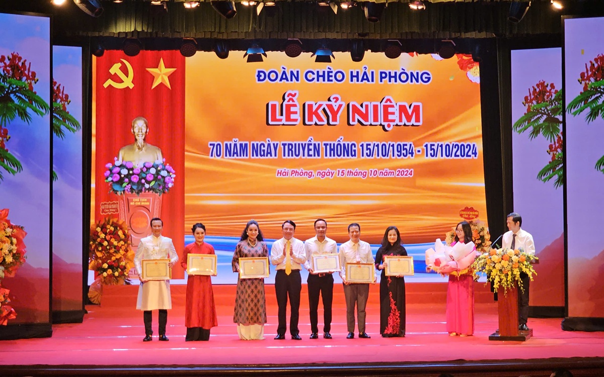 Các tập thể và cá nhân của Đoàn Chèo Hải Phòng nhận Bằng khen của UBND Thành phố Hải Phòng