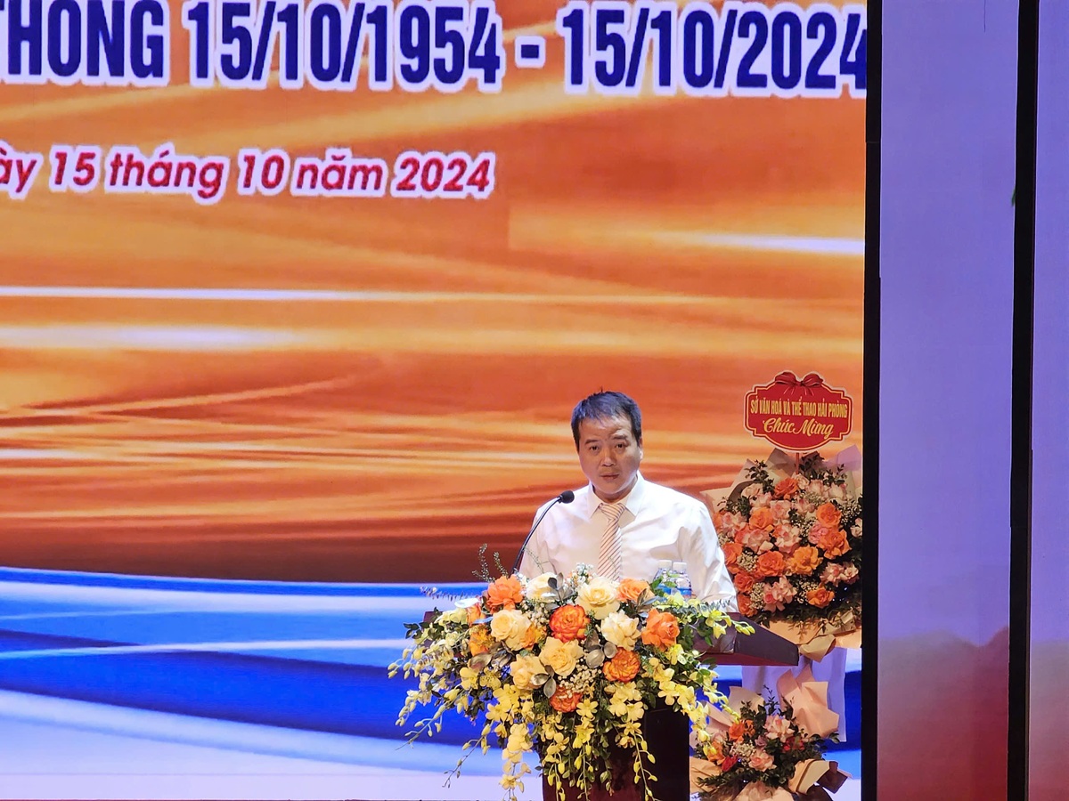 Ông Nguyễn Văn Vận, Trưởng đoàn Đoàn Chèo Hải Phòng đọc diễn văn kỷ niệm 70 năm ngày truyền thống