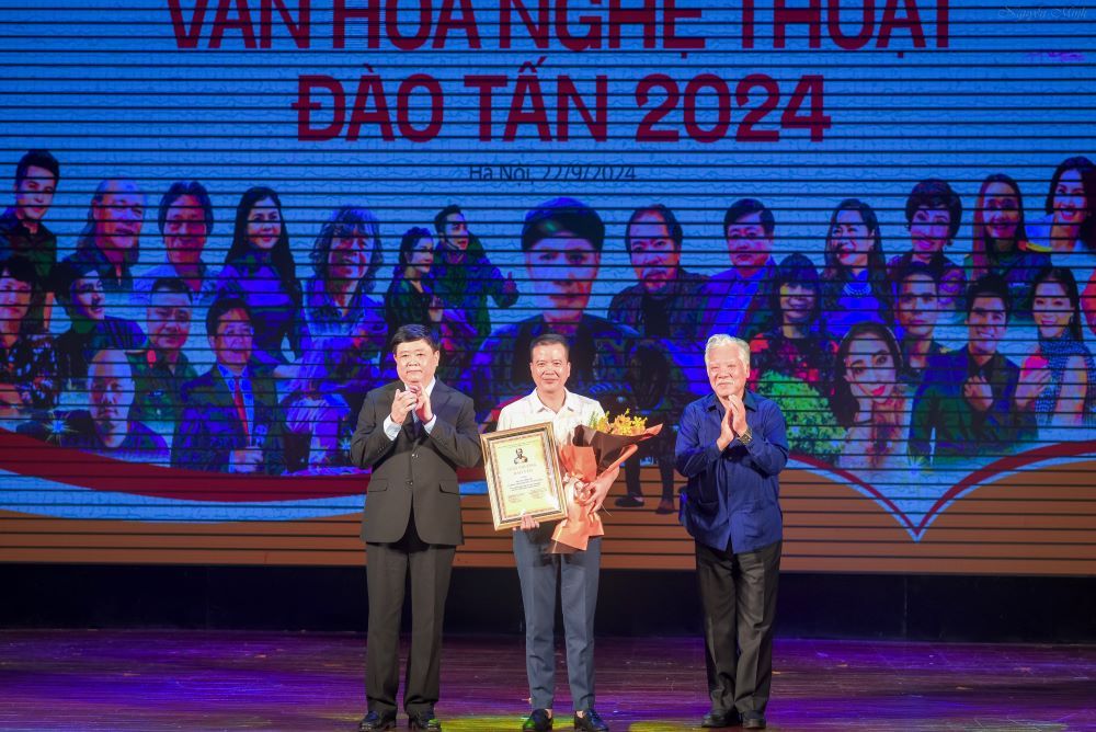 Trưởng Đoàn Chèo Hải Phòng Nguyễn Văn Vận nhận giải thưởng Đào Tấn năm 2024 Vở diễn xuất sắc với vở chèo Mưa đỏ