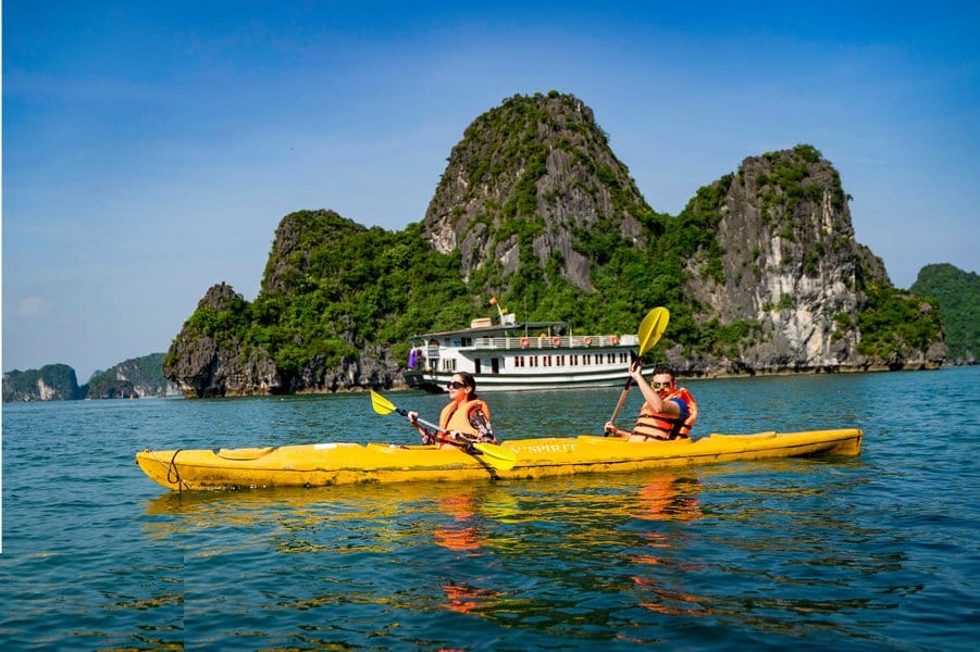 Vịnh Hạ Long lôi cuốn du khách bởi cảnh quan thiên nhiên độc đáo, hệ sinh thái phong phú và những trải nghiệm tuyệt vời