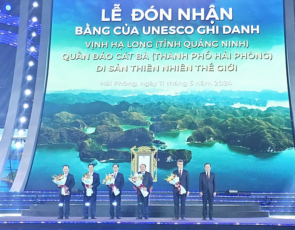 Lễ đón bằng công nhận Vịnh Hạ Long (tỉnh Quảng Ninh) - Quần đảo Cát Bà (TP. Hải Phòng) là Di sản Thiên nhiên thế giới tại Lễ hội Hoa phượng đỏ Hải Phòng vào tháng 5/2024 vừa qua