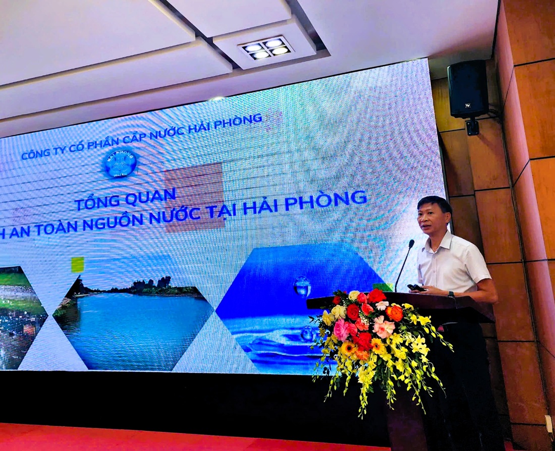Ông Cao Văn Quý, Phó Tổng giám đốc Công ty cổ phần Cấp nước Hải Phòng trình bày tham luận tại Hội thảo