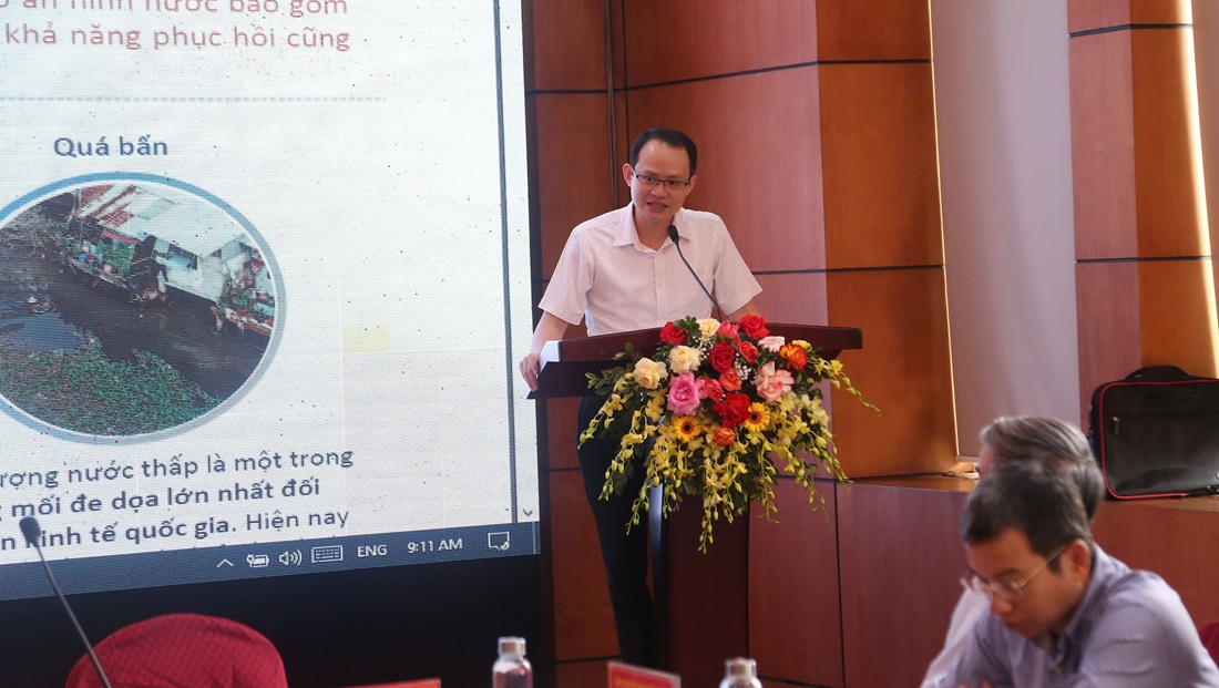 Ông Nguyễn Đức Việt,  Cục Thủy lợi Việt Nam, Bộ Nông nghiệp và Phát triển nông thôn nêu những vấn đề cấp thiết trong vấn đề bảo đảm chất lượng nguồn nước tại Hội thảo