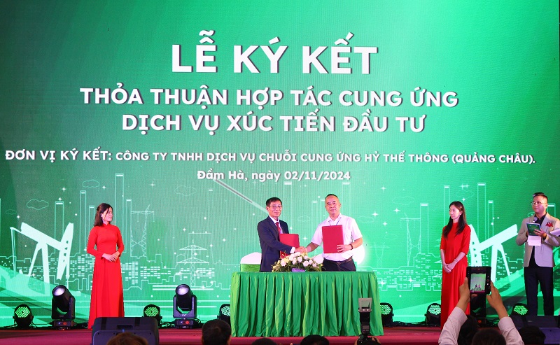 Hội nghị đã diễn ra lễ ký kết hợp tác giữa Shinec với các đơn vị xúc tiến đầu tư để cung ứng dịch vụ quảng bá và giới thiệu cho thuê đất thuộc CCN phía Đông Đầm Hà B