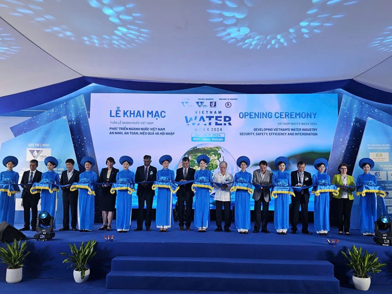 Các đại biểu cắt băng tại Lễ cắt băng Khai mạc sự kiện Tuần lễ ngành Nước Việt Nam - VietNam Water Week 2024. Ảnh: Thanh Sơn