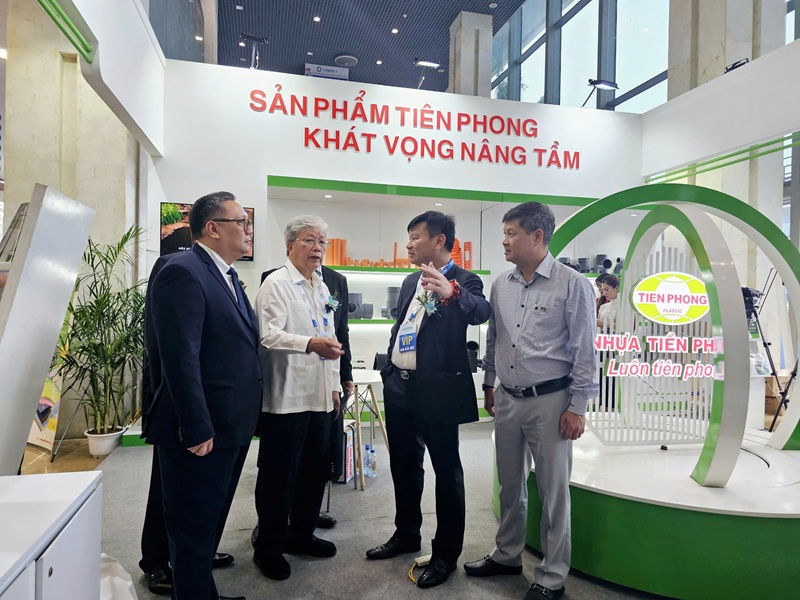 Các đại biểu tham quan gian hàng của Nhựa Tiền Phong tại Triển lãm quốc tế ngành Cấp thoát nước và Vệ sinh môi trường. Ảnh: Thanh Sơn