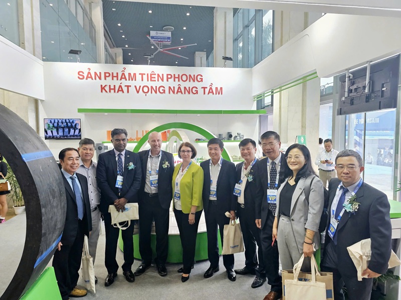 Lãnh đạo Nhựa Tiền Phong cùng các đại biểu trong nước và quốc tế chụp ảnh lưu niệm tại gian hàng của Nhựa Tiền Phong. Ảnh: Thanh Sơn