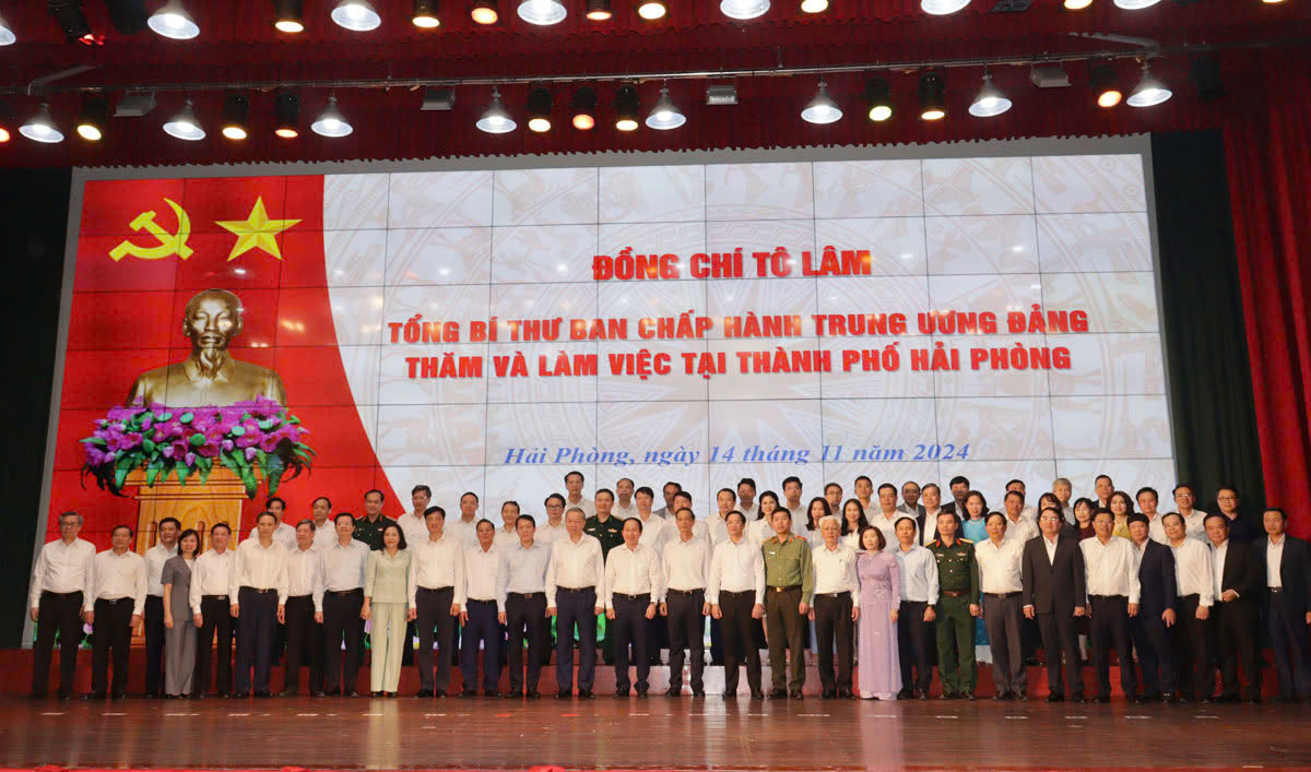 Tổng Bí thư Tô Lâm và các đại biểu chụp ảnh lưu niệm. Ảnh: Thanh Sơn