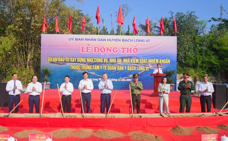 Tổng Bí thư Tô Lâm và các đại biểu thực hiện nghi thức động thổ Dự án đầu tư xây dựng nhà công vụ, nhà kiểm soát nhiễm khuẩn thuộc Trung tâm y tế quân-dân-y huyện đảo Bạch Long Vĩ