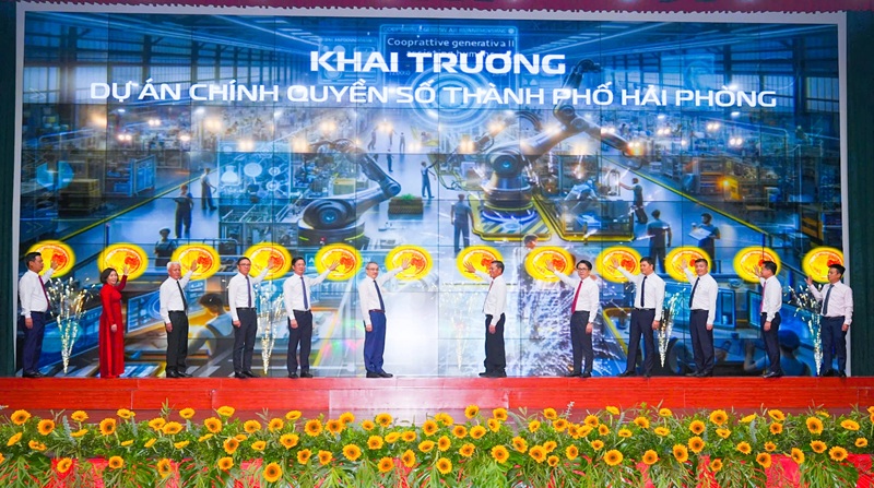 Các đại biểu nhấn nút khai trương Dự án Chính quyền số Hải Phòng