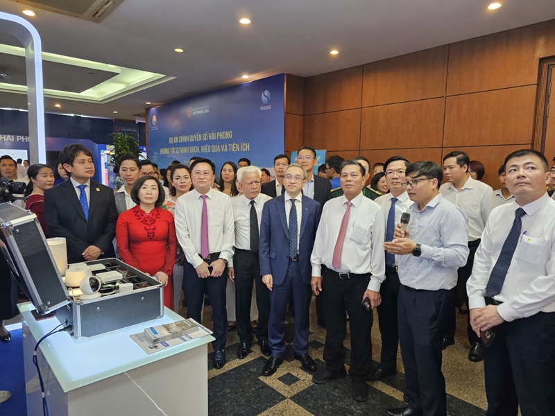 Các đại biểu tham quan các gian hàng triển lãm