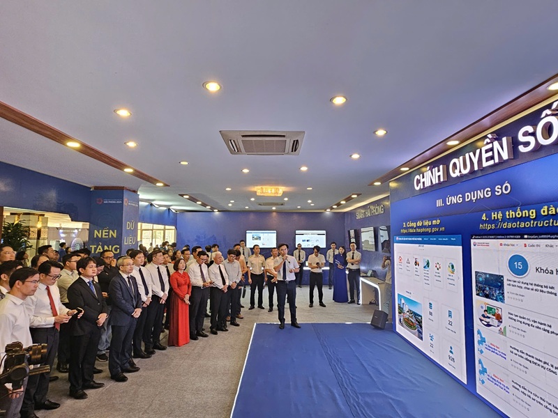 Các đại biểu tham quan các gian hàng