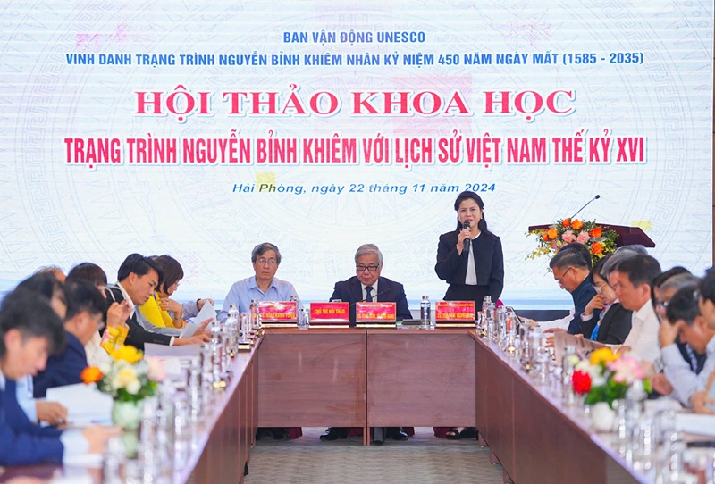 Bà Trần Thị Hoàng Mai, Giám đốc Sở Văn hoá và Thể thao Hải Phòng phát biểu đề dẫn Hội thảo