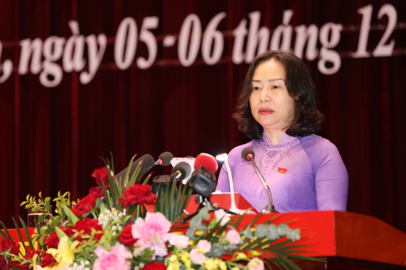 Bà Vi Ngọc Bích, Phó chủ tịch Thường trực HĐND tỉnh Quảng Ninh phát biểu khai mạc kỳ họp. Ảnh: Đỗ Phương