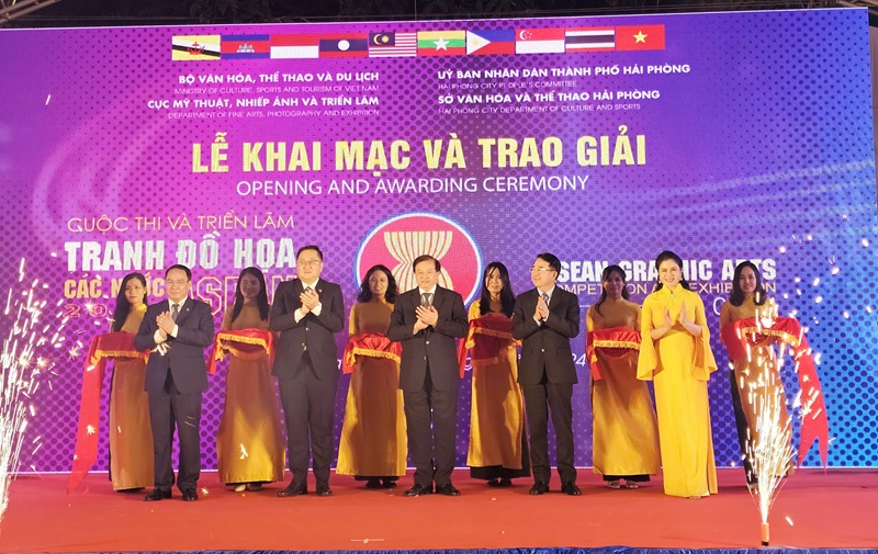 Các đại biểu cắt băng tại Lễ khai mạc và trao giải thưởng Cuộc thi và Triển lãm Tranh Đồ họa các nước ASEAN 2024. Ảnh: Thanh Sơn