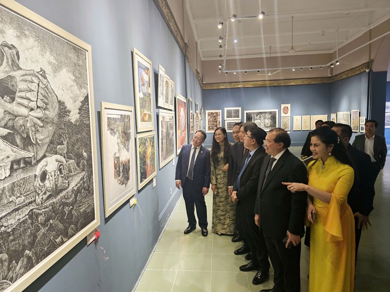 Các đại biểu tham quan Triển lãm Tranh Đồ họa các nước ASEAN 2024. Ảnh: Thanh Sơn