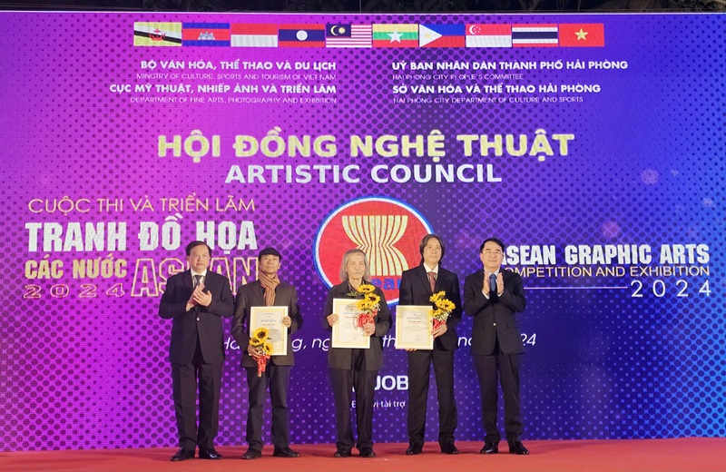 Trao chứng nhận cho Hội đồng nghệ thuật là các nhà chuyên môn có uy tín nghề nghiệp về đồ họa tranh in của Việt Nam và quốc tế. Ảnh: Thanh Sơn
