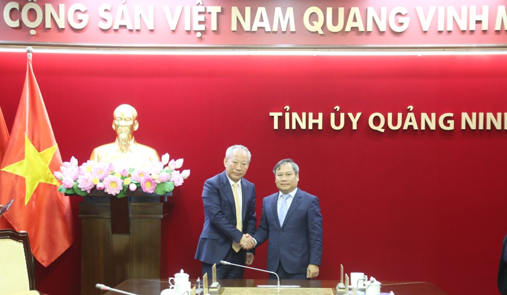 Ông Vũ Đại Thắng, Bí thư Tỉnh ủy Quảng Ninh chào mừng ông Nghiêm Giới Hòa, người sáng lập Tập đoàn Xây dựng Thái Bình Dương và đoàn doanh nghiệp đến Quảng Ninh. Ảnh: Thu Chung