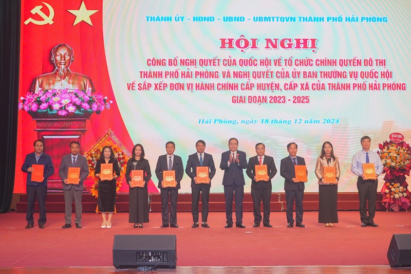 Chủ tịch Quốc hội Trần Thanh Mẫn trao Nghị quyết của Quốc hội về sắp xếp đơn vị hành chính cấp huyện, cấp xã của TP. Hải Phòng giai đoạn 2023-2025 cho các lãnh đạo các quận, huyện, thành phố