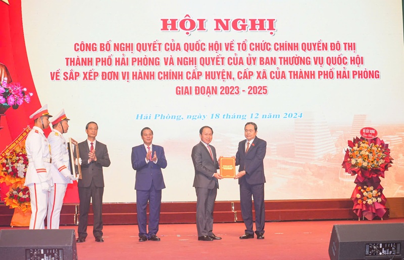 Chủ tịch Quốc hội Trần Thanh Mẫn trao Nghị quyết của Quốc hội về tổ chức chính quyền đô thị cho lãnh đạo TP. Hải Phòng