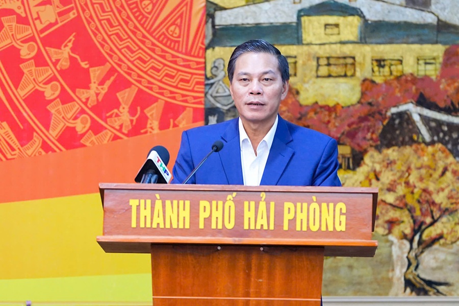 Ông Nguyễn Văn Tùng, Chủ tịch UBND TP. Hải Phòng báo cáo quá trình tổ chức triển khai và kết quả thực hiện Nghị quyết số 35