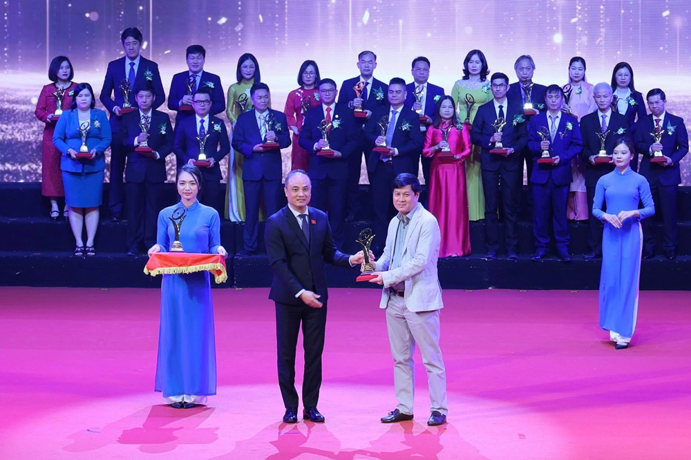 Ông Chu Văn Phương, Thành viên HĐQT, Tổng Giám đốc Nhựa Tiền Phong nhận giải Vàng - Giải thường Chất lượng Quốc gia năm 2024