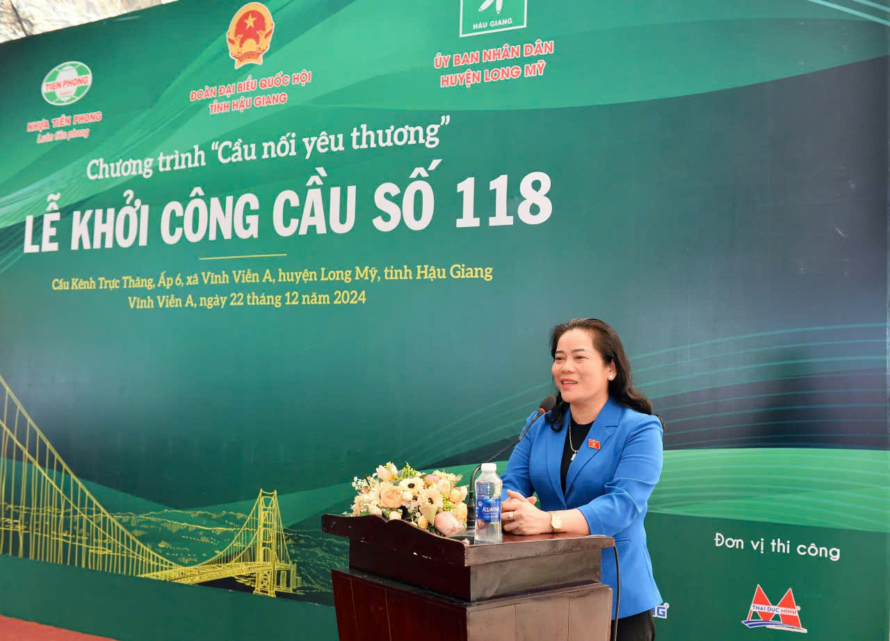 Bà Lê Thị Thanh Lam, Phó Trưởng đoàn phụ trách đoàn Đại biểu Quốc hội khóa XV tỉnh Hậu Giang phát biểu tại lễ khởi công