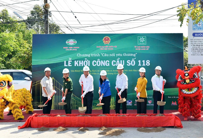Các đại biểu thực hiện nghi thức khởi công xây dựng, nâng cấp cầu Kênh Trực Thăng (xã Vĩnh Viễn A, huyện Long Mỹ, tỉnh Hậu Giang)