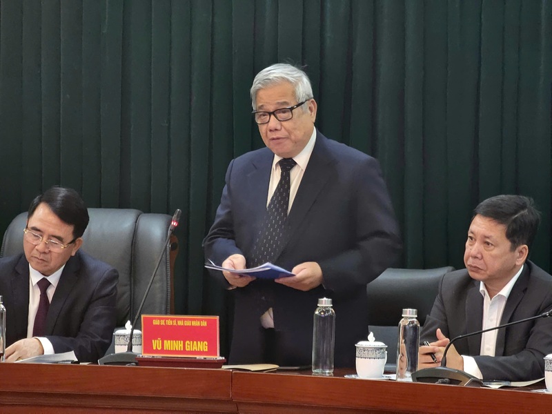 GS.TSKH.NGND Vũ Minh Giang, Phó Chủ tịch Hội Khoa học Lịch sử Việt Nam đóng góp ý kiến tại Hội nghị