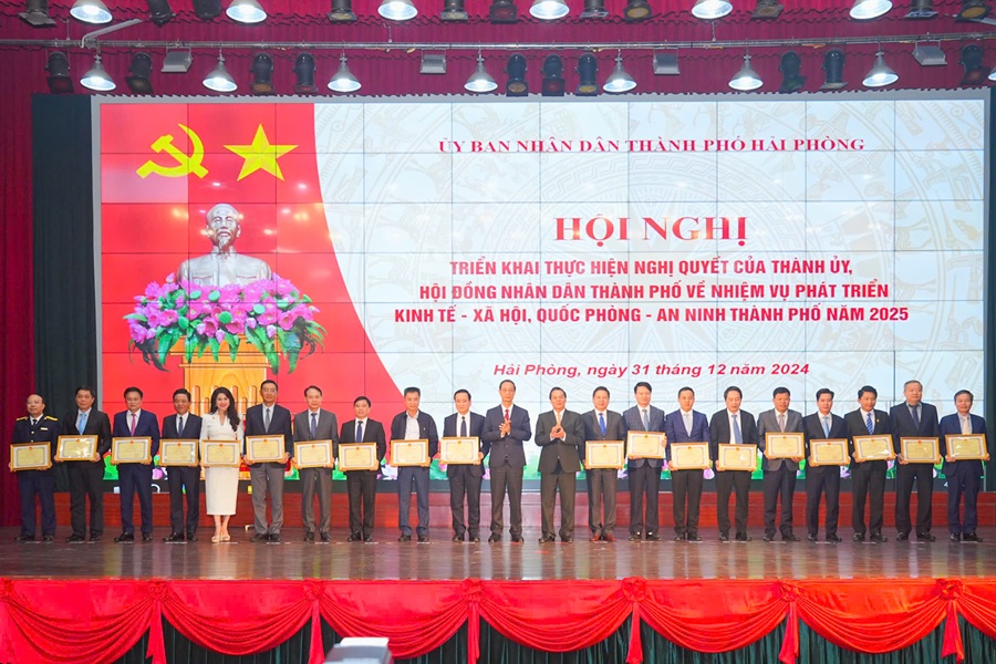 39 tập thể và 35 cá nhân xuất sắc được nhận Bằng khen của Chủ tịch UBND thành phố Hải Phòng