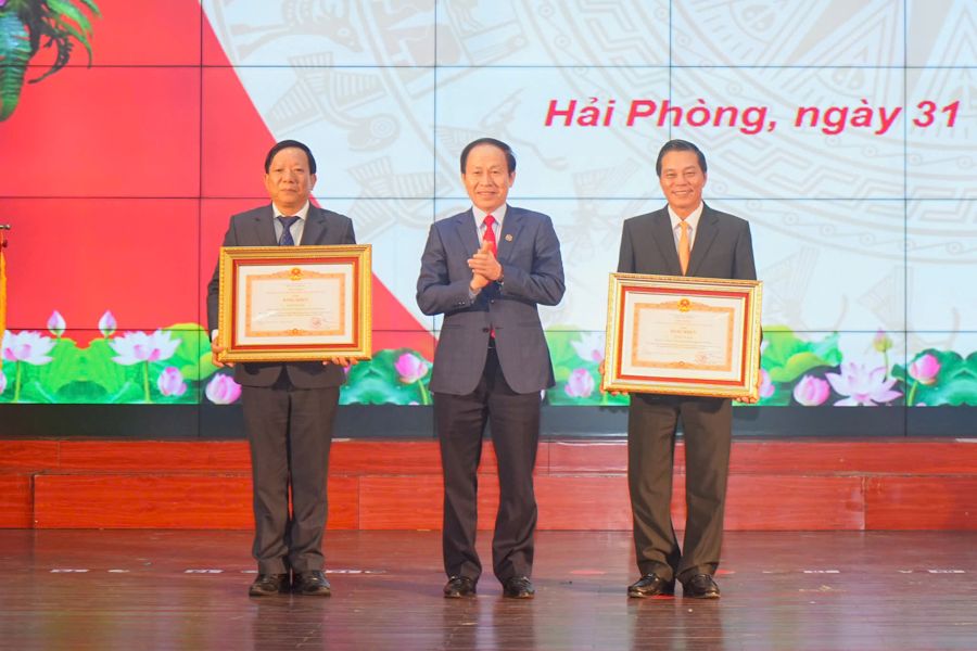 Chủ tịch UBND thành phố và Phó Chủ tịch UBDN thành phố được tặng Bằng khen của Thủ tường Chính phủ vì có thành tích xuất sắc đột xuất trong công tác phòng, chống và tìm kiếm, cứu hộ, cứu nạn, khắc phục hậu quả bão số 3
