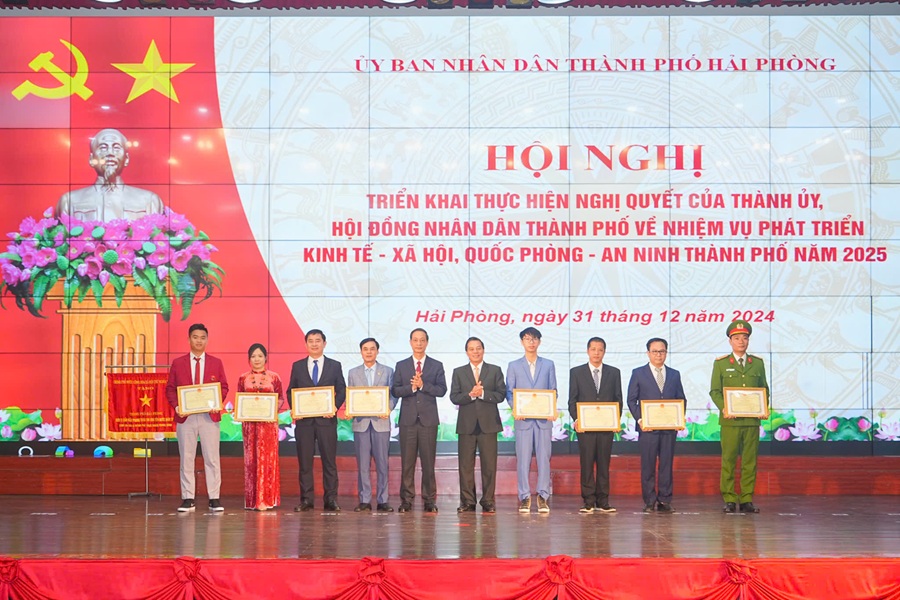 Lãnh đạo thành phố trao thưởng 10 cá nhân đạt danh hiệu “Gương mặt tiêu biểu thành phố Hải Phòng” năm 2023