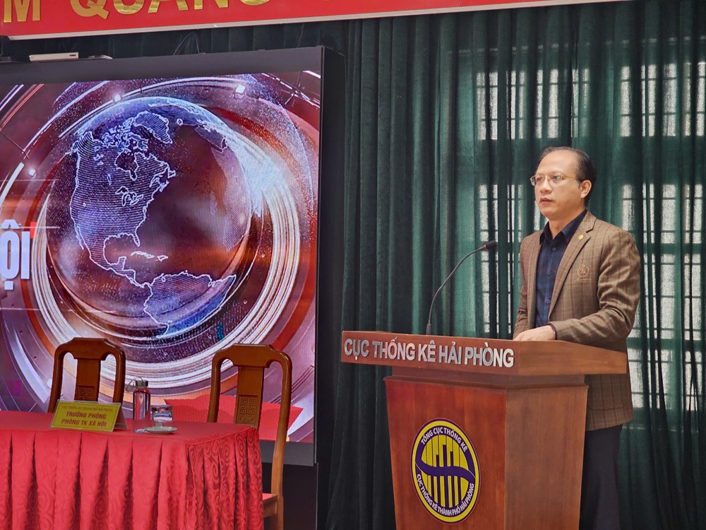 Ông Lê Gia Phong, Cục trưởng Cục Thống kê Hải Phòng thông tin về kinh tế - Xã hội thành phố Hải Phòng năm 2024 tại cuộc họp báo
