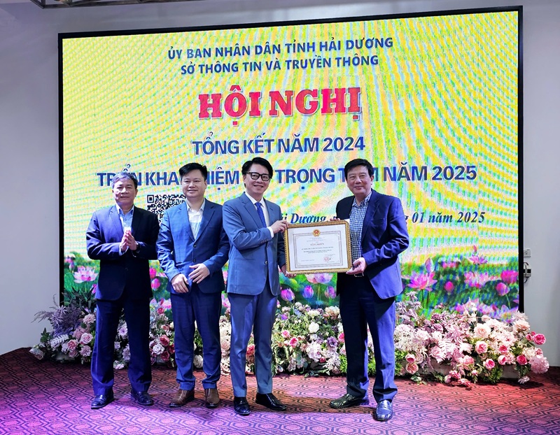 Ông Nguyễn Quang Phúc, Trưởng ban Ban Tuyên giáo Tỉnh ủy Hải Dương (bên phải ảnh) trao bằng khen của Bộ Thông tin và Truyền thông cho tập thể Sở Thông tin và Truyền thông Hải Dương