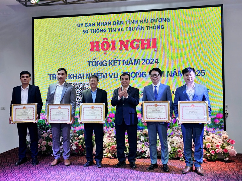 Sở Thông tin và Truyền thông cùng 4 cá nhân được UBND tỉnh Hải Dương tặng bằng khen vì đã có nhiều thành tích đóng góp trong quá trình xây dựng và phát triển Sở Thông tin và Truyền thông
