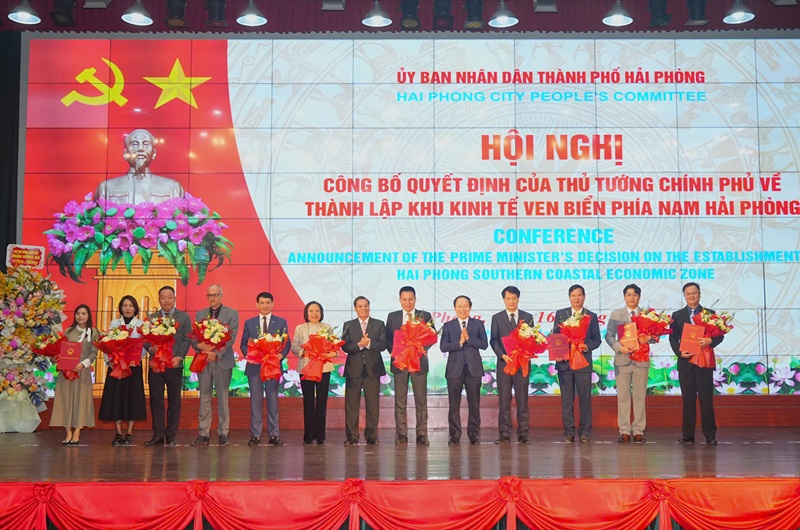 Lãnh đạo Thành phố Hải Phòng đã trao chứng nhận đăng ký đầu tư cho 5 Dự án đầu tư trong nước (DI) và 6 Dự án đầu tư nước ngoài (FDI)