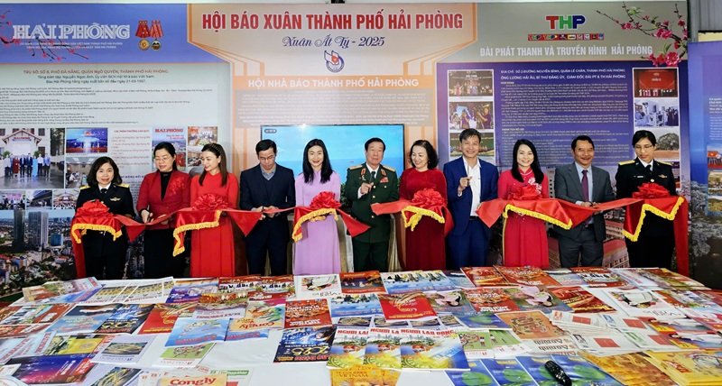 Các đại biểu cắt băng khai mạc Hội báo Xuân Ất Tỵ 2025