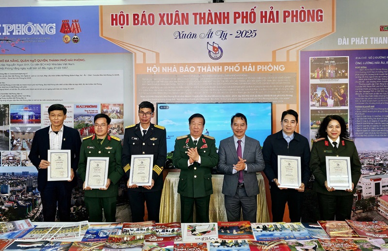 Hội Nhà báo Thành phố đã trao chứng nhận Bìa báo Tết đẹp.